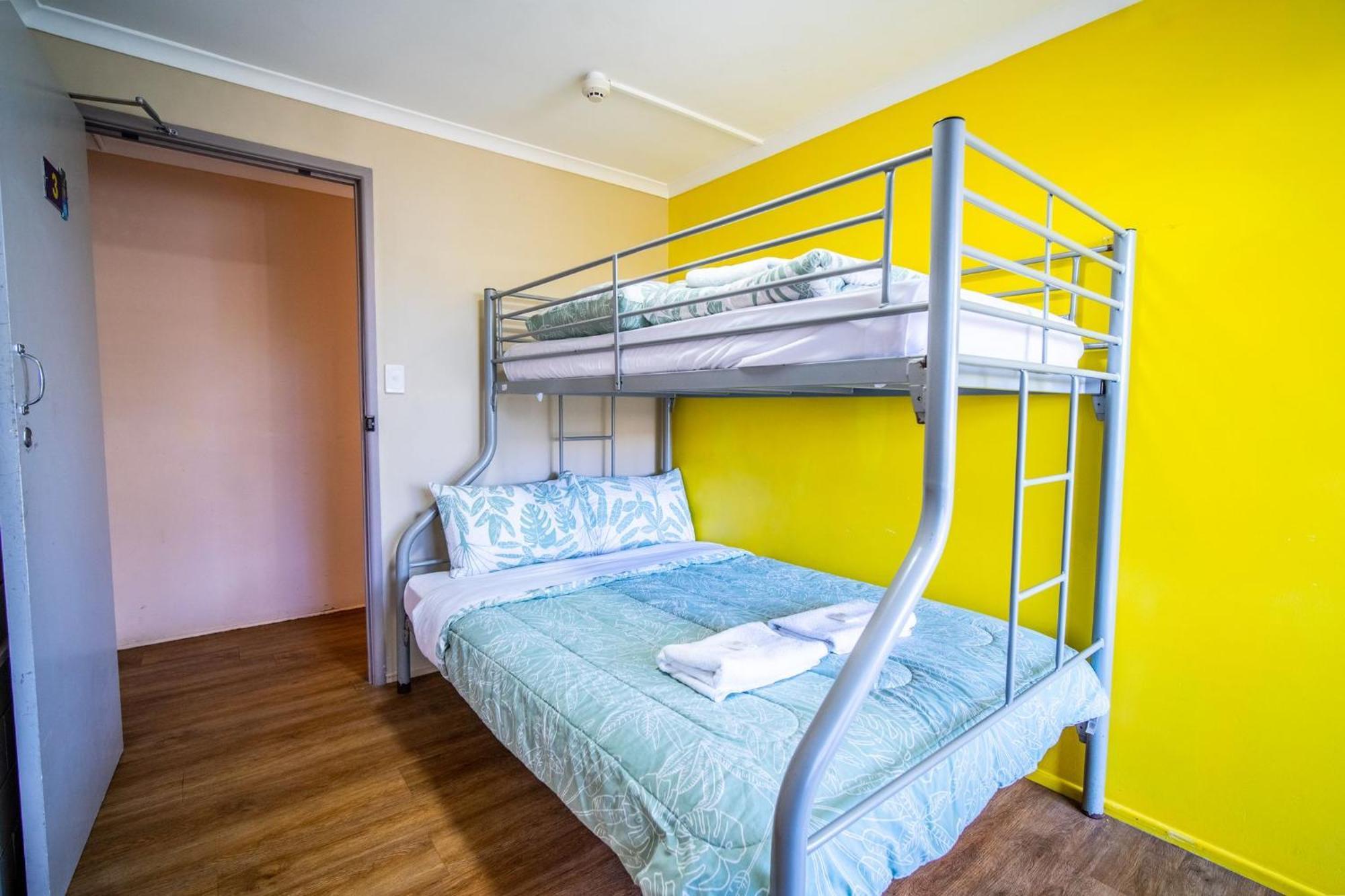The Hostel, Ерлі-Біч Екстер'єр фото