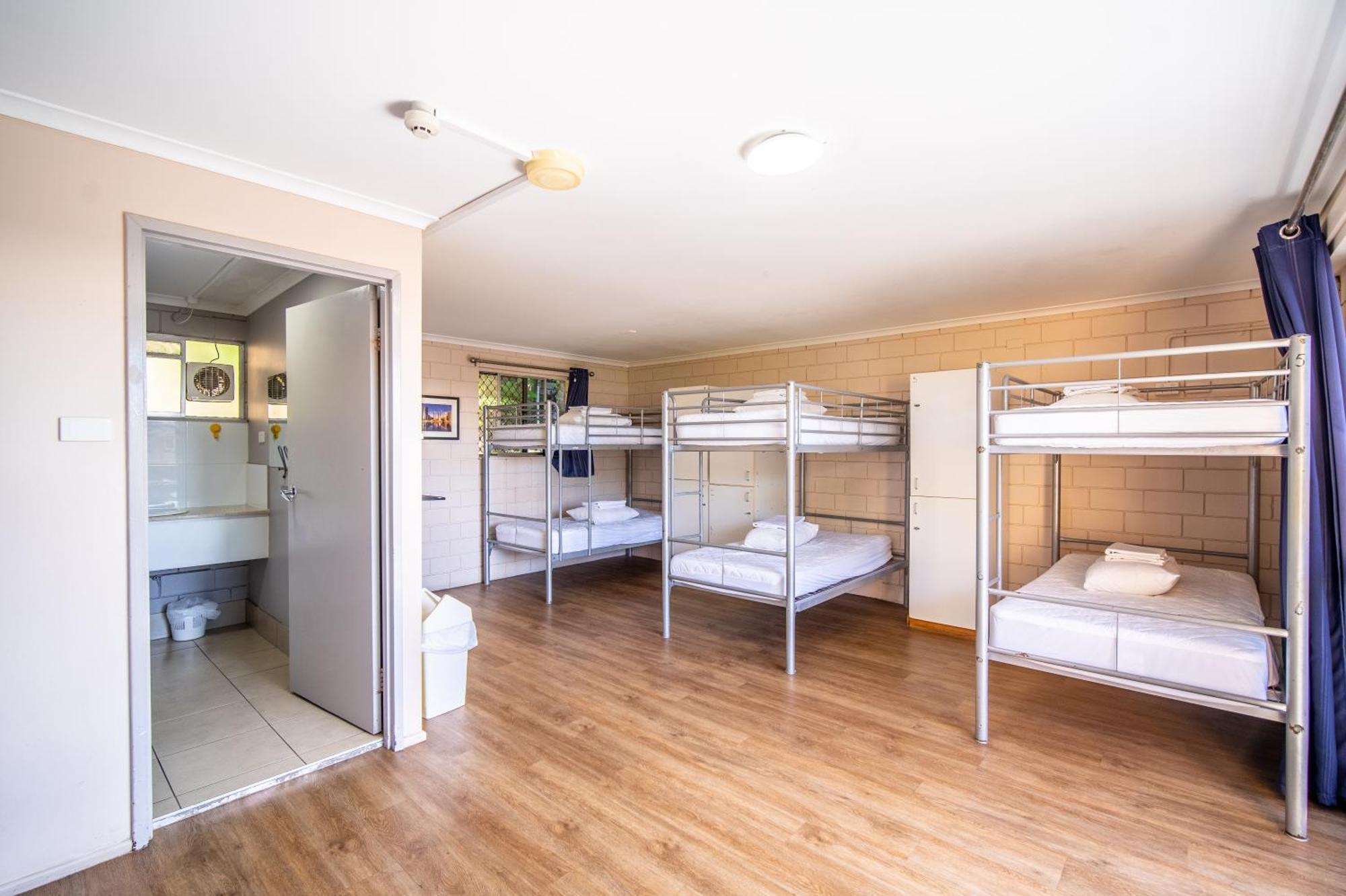 The Hostel, Ерлі-Біч Екстер'єр фото