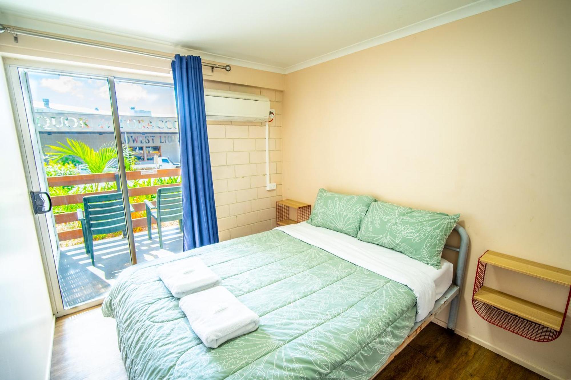 The Hostel, Ерлі-Біч Екстер'єр фото