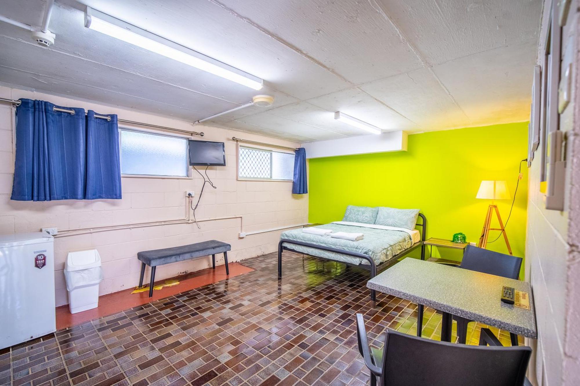 The Hostel, Ерлі-Біч Екстер'єр фото